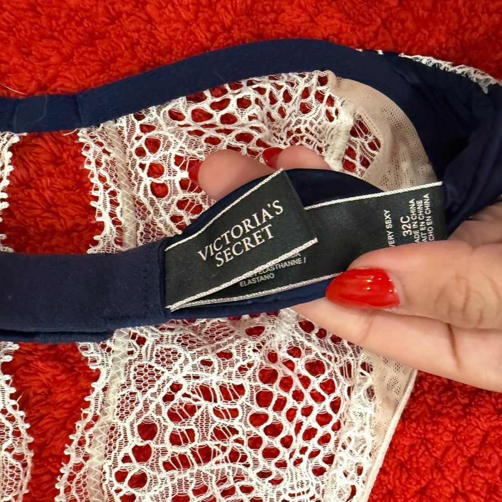 NWOT 32C Victoria's Secret Cream and Navy Lace Bralette - Picture 4 of 4